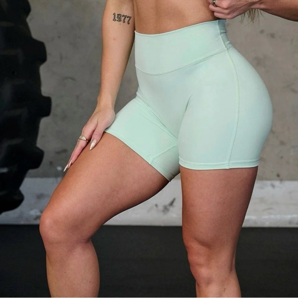 W112 EFFORTLESS BIKER SHORTS